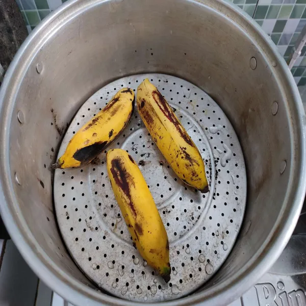 Kukus pisang hingga empuk, kemudian sisihkan.