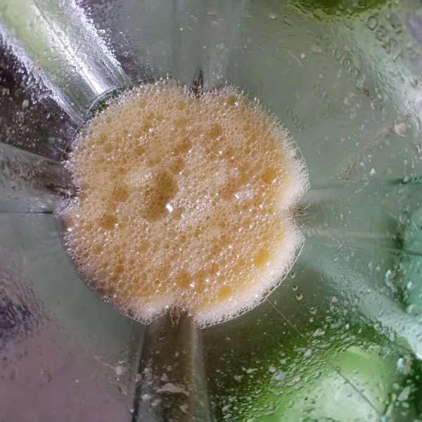 Buang biji jeruk, blender bersama air dingin hingga halus.