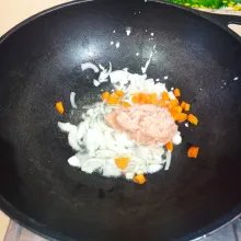 Masukkan wortel, daging ayam