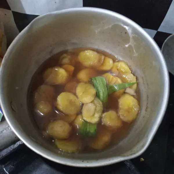 Masak hingga pisang matang. Tes rasa.