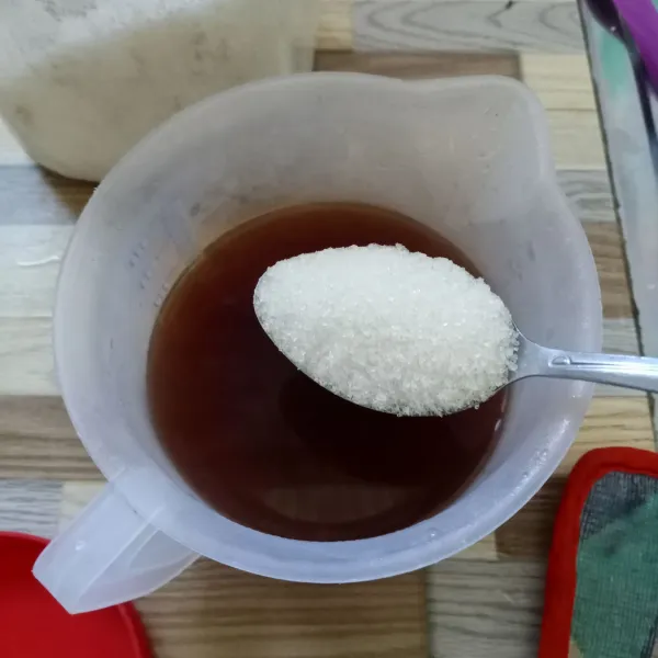 Masukkan gula pasir, aduk sampai gula larut. Dinginkan.