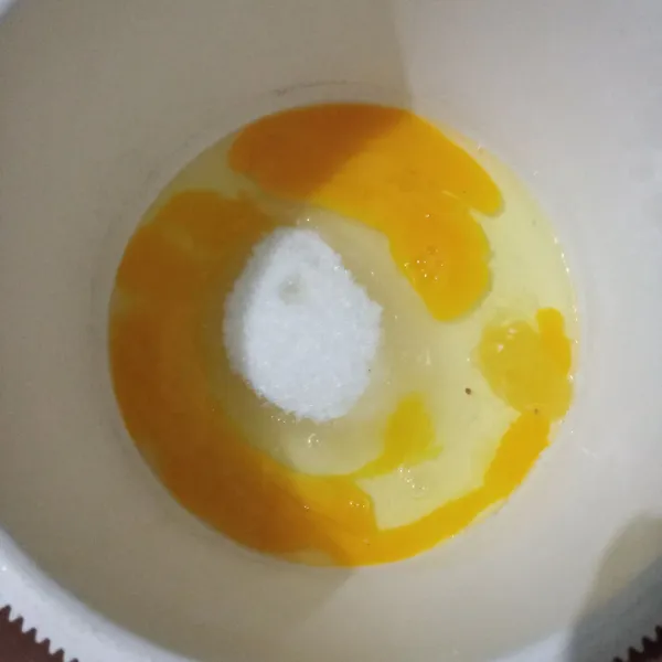 Kocok gula pasir, telur dan emulsifier hingga mengembang putih kental berjejak.