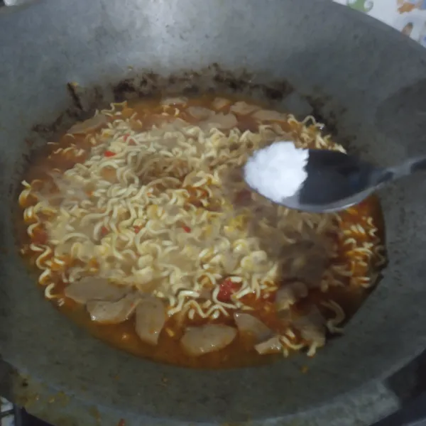 Masukan mie, garam dan kaldu bubuk.