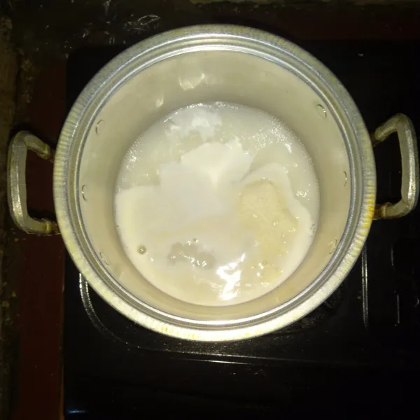 Campur air dengan gula pasir kemudian rebus. Masukkan creamer bubuk. Didihkan sambil diaduk sampai semua larut. Matikan api. Dinginkan suhu ruang.