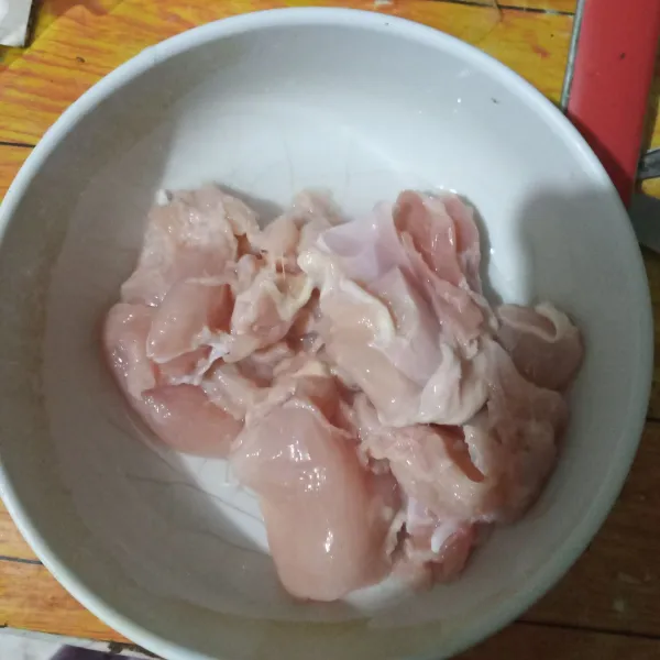 Cuci ayam lalu marinasi dengan bawang putih bubuk, garam dan lada bubuk. Diamkan 15 menit.