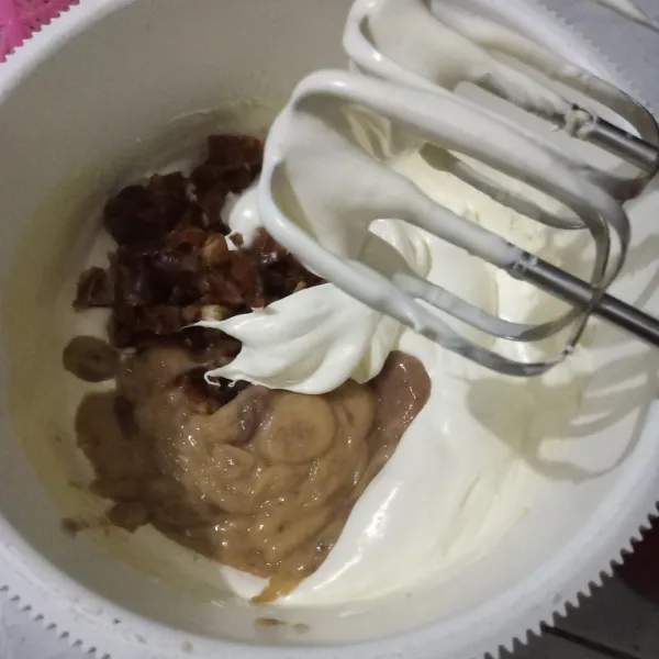 Masukkan pisang yang sudah dihaluskan dan kurma cincang. Mixer dengan kecepatan rendah asal rata.