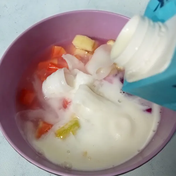 Masukkan susu cair, susu kental manis dan sirup gula.