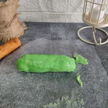 Kemudian gulung pisang yang sudah dikukus tadi dengan bahan kulit. Rapikan.