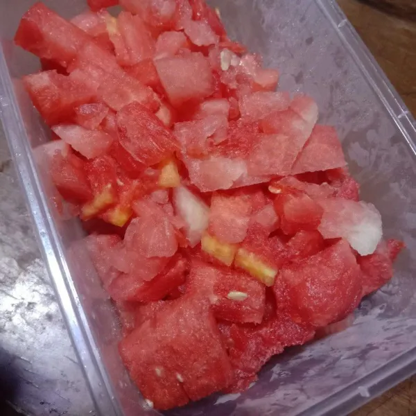 Potong kecil-kecil semangka.