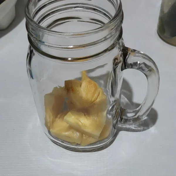 Potong nanas lalu masukkan ke dalam gelas.