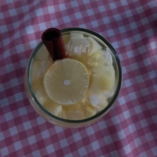 Setelah matang dan dingin, sajikan setup apel ke dalam gelas, beri jeruk nipis dan es batu.