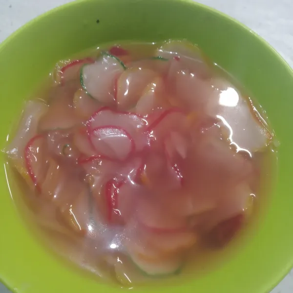 Rendam kerupuk di air panas.