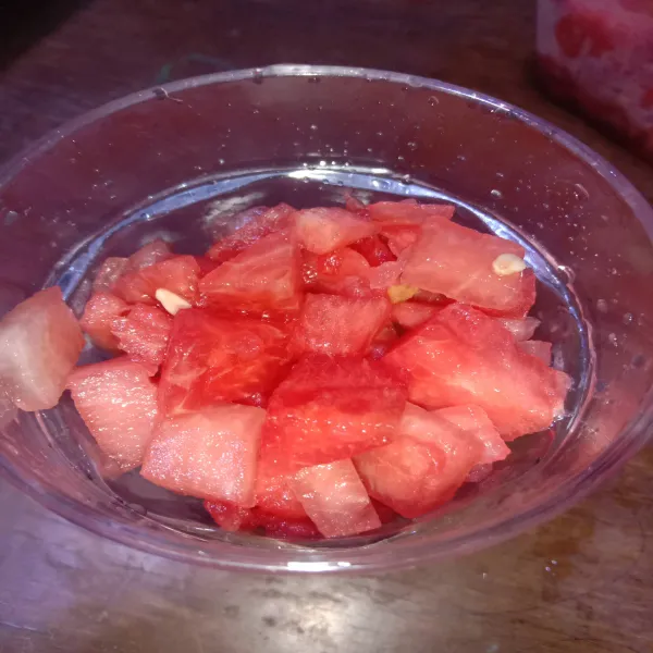 Masukkan semangka potong.
