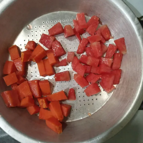Kupas pepaya dan semangka lalu potong dadu kecil.