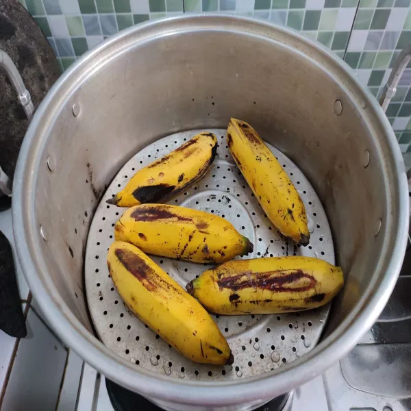 Kukus pisang hingga matang, sisihkan
