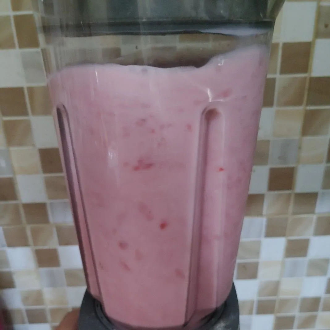 Step 4 Strawberry Yogurt Juice 🍓 