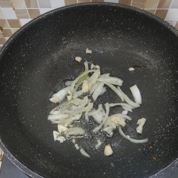 Panaskan wajan tuang olive oil, lalu tumis bawang bombay dan bawang putih hingga harum.