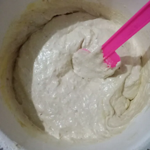 Tuang susu cair dan lelehan margarin, aduk balik hingga tidak ada yang mengendap.