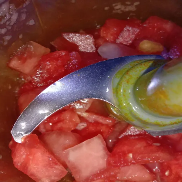 Siapkan blender atau chopper. Masukkan semangka potong ke dalam blender.