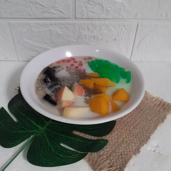 Tuang kuah creme dan tambahkan chia seed.