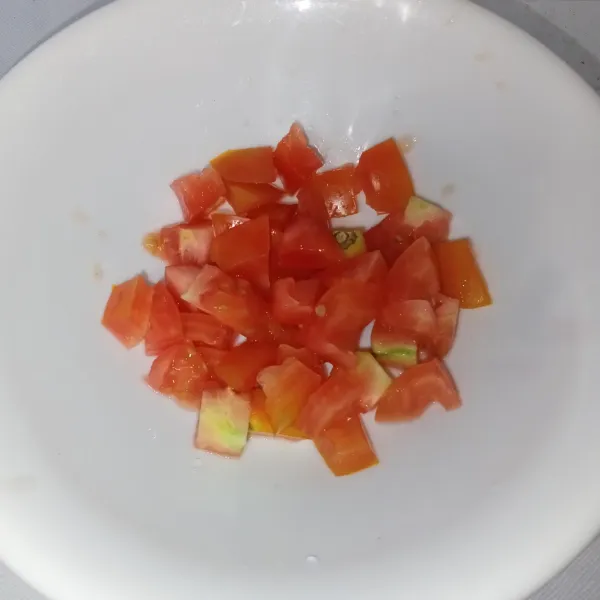 Potong-potong tomat bentuk kotak.