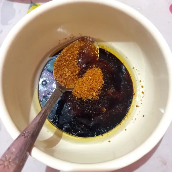 Siapkan mangkok kecil, isi minyak wijen, kecap asin, dan gula palm. Aduk rata