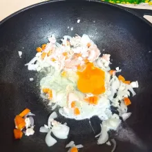 Kemudian masukkan telur aduk rata