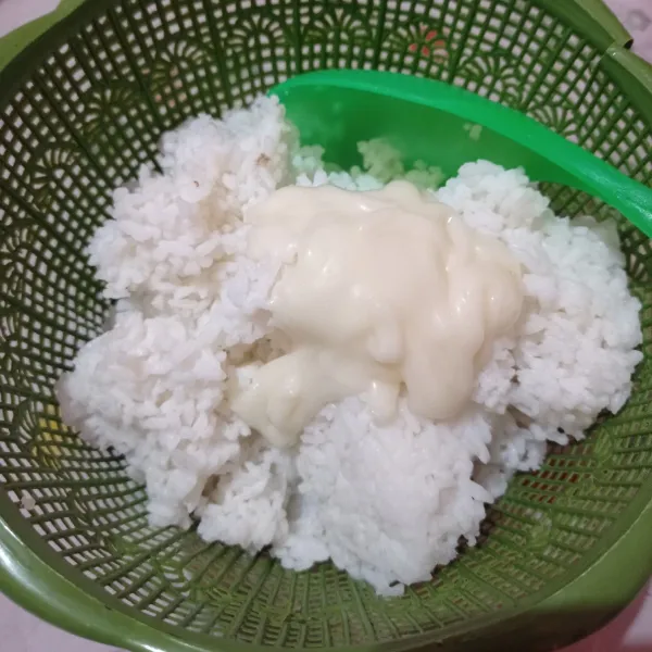 Tuang mayonaise ke dalam nasi putih, campur aduk rata