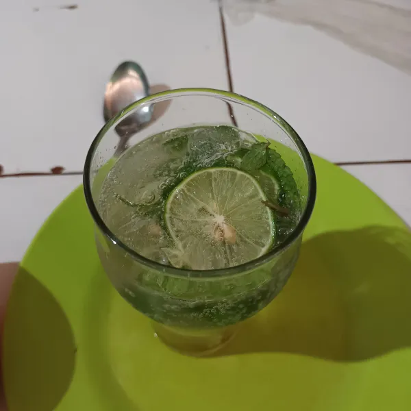 Kemudian tuangkan air soda, aduk rata. Lalu siap disajikan.