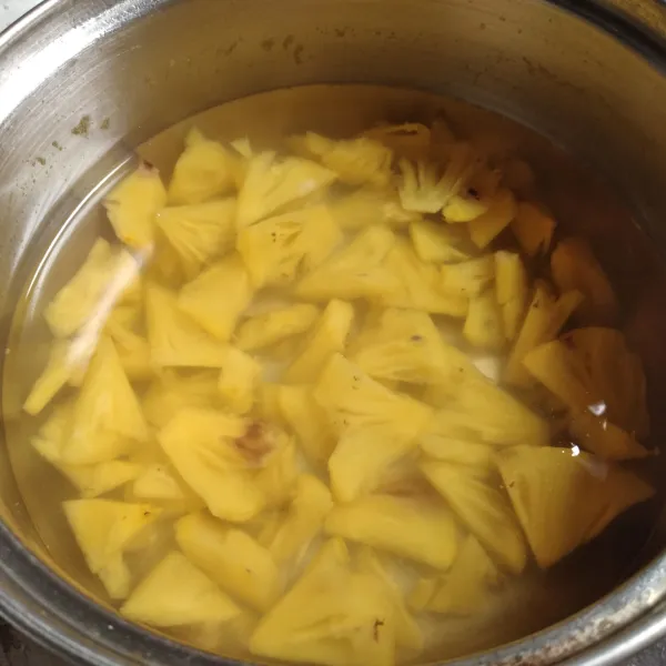 Potong-potong nanas, rebus sebentar dengan 300 ml air dan 3 sdm gula pasir, angkat dan dinginkan.