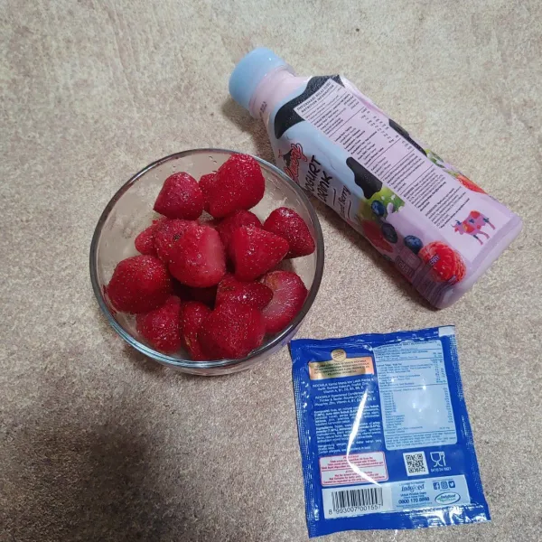 Siapkan semua bahan, untuk strawberry beku biarkan di suhu ruang terlebih dahulu. Agar saat di proses blender tidak terlalu keras.