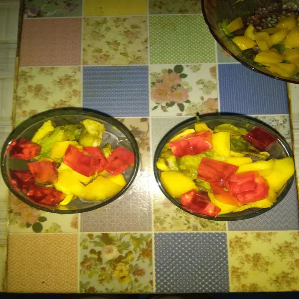 Tata secukupnya buah potong dan jelly diatasnya.