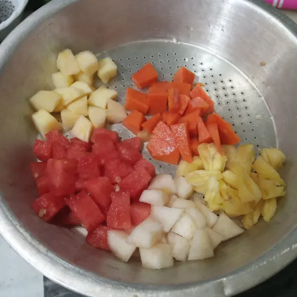 Siapkan buah-buahan, potong-potong.