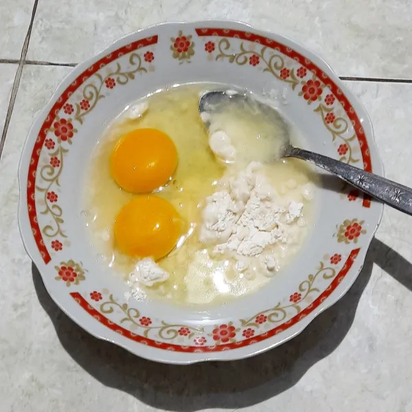 Campurkan tepung terigu dengan air lalu masukkan telur, aduk rata