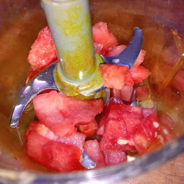 Masukkan semangka ke dalam blender.