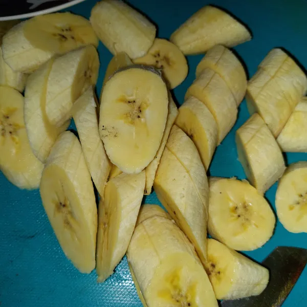 Potong pisang tanduk.