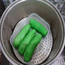 Kukus kembali selama 10 menit agar lebih matang. Biarkan dingin lalu potong-potong.