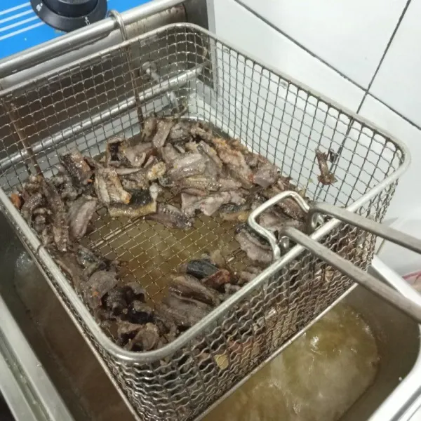 Goreng belut sawah yang sudah di potong potong persegi panjang dengan suhu 130c./sampai agak kecoklatan jangan terlalu kering kurang lebih 7 menit