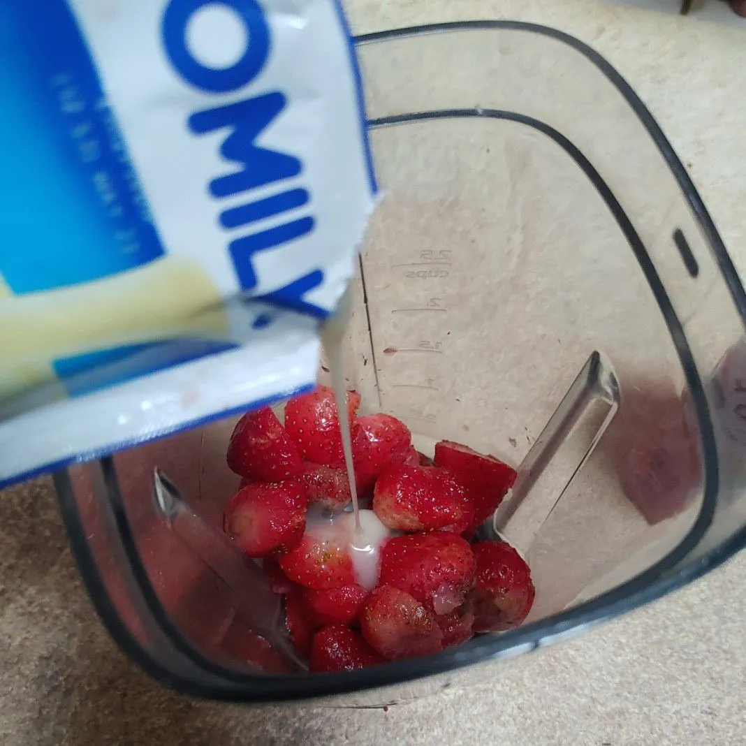 Step 2 Strawberry Yogurt Juice 🍓 