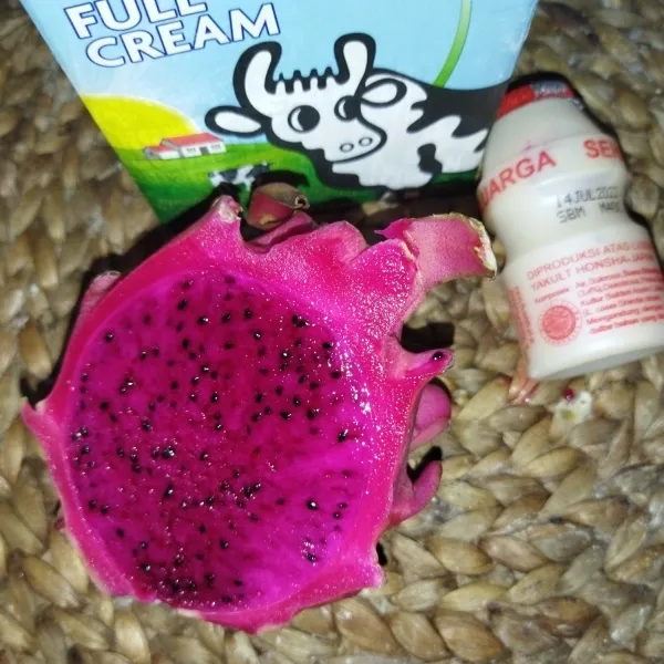Siapkan buah naga, yakult dan susu full cream.