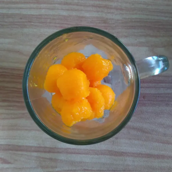 Masukkan buah pepaya ke dalam gelas.