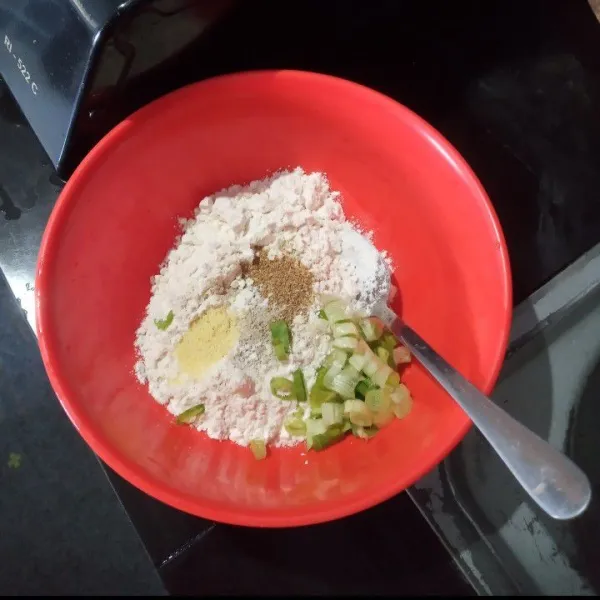 Masukkan tepung terigu, tepung beras, daun bawang, garam, gula, merica, bawang putih bubuk dan ketumbar bubuk aduk rata