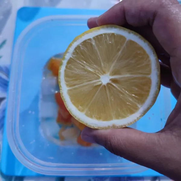 Tambahkan perasan lemon.