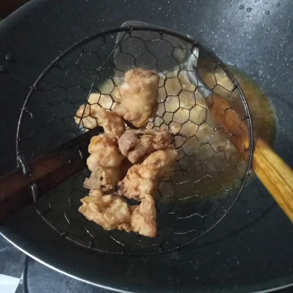 Goreng dalam minyak panas hingga matang. Angkat dan tiriskan.