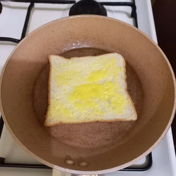 Oles dengan margarin, panaskan teflon panggang roti diatasnya.