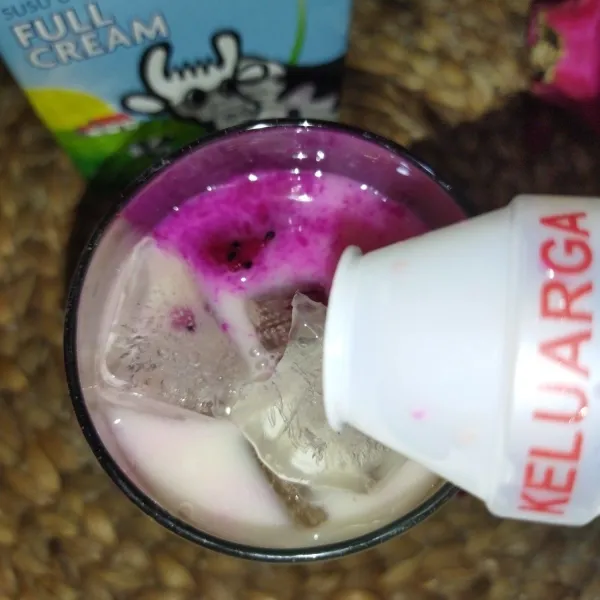 Tuang yakult.