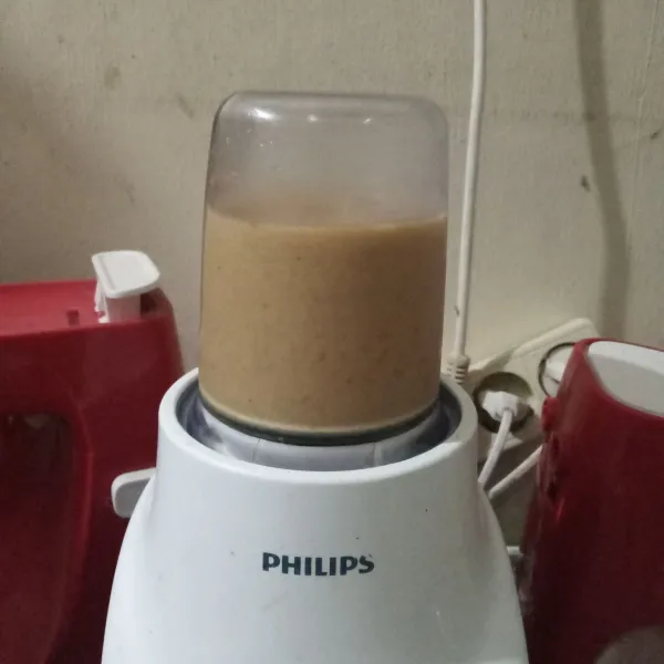 Haluskan pisang menggunakan blender.