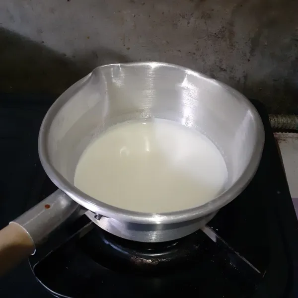 Didihkan air. Masukkan gula pasir, fiber creme, dan susu kental manis. Aduk sampai gula larut. Matikan kompor.