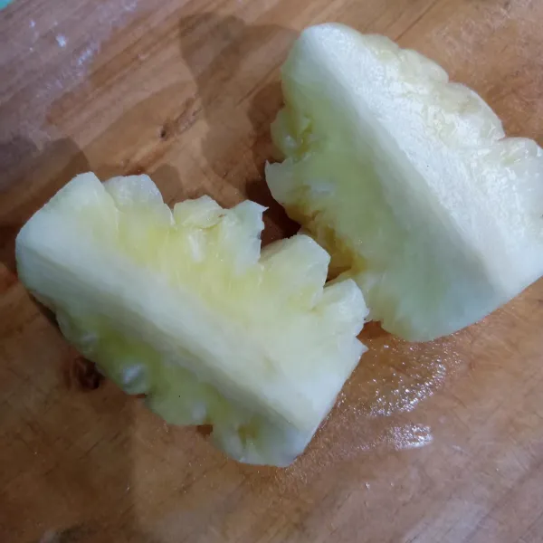 Siapkan nanas yang telah dikupas lalu parut.
