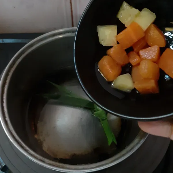 Masukkan potongan nanas dan pepaya. Biarkan mendidih 3 menit, lalu matikan api. Tunggu hingga dingin.